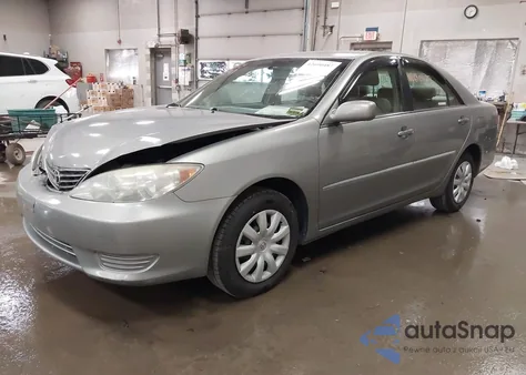 2005 Toyota Camry Le z USA, uszkodzony, nr VIN 4T1BE32K65U944553